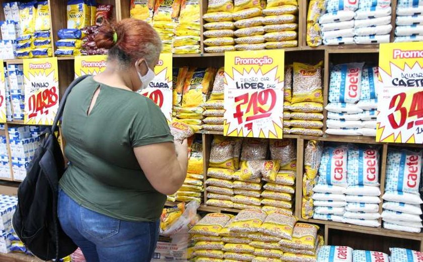 Alagoanos recorrem à substituição e redução de alimentos