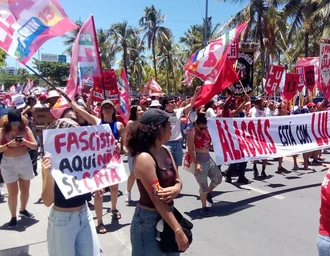 Orla de Maceió reúne manifestantes em ato de apoio a Lula