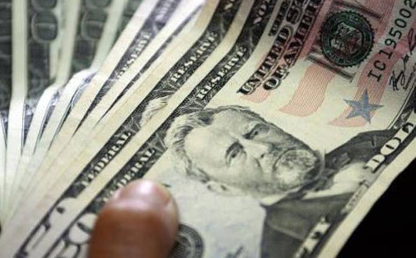 Dólar fecha em leve alta nesta terça, na casa de R$ 3,17