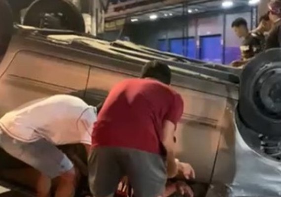 Carro capota na Avenida Durval de Góes Monteiro