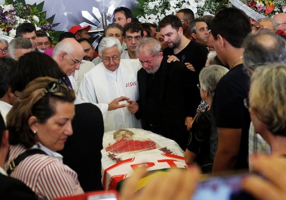 Velório de Marisa Letícia é encerrado com discurso de Lula e corpo é cremado