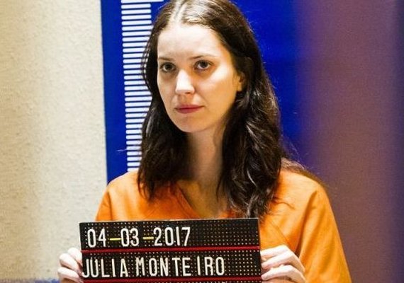 Novela 'Rock Story': Júlia se justifica para Gui após ser presa. 'Cansada'