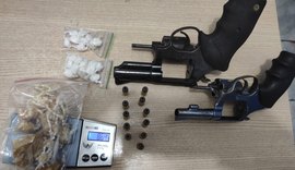 Dupla é presa após ser flagrada com drogas e armas de fogo em Maceió
