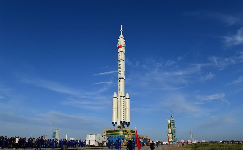 Foguete está pronto para enviar primeira tripulação à estação espacial da China