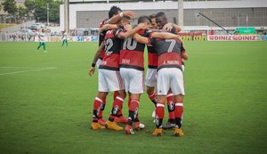 Sob protesto, Flamengo desembarca no Rio com jogadores em silêncio após eliminação