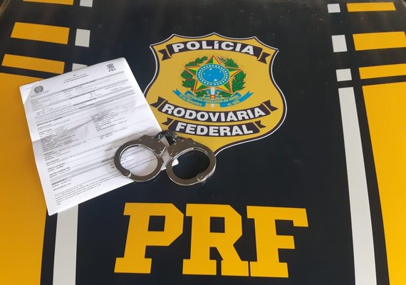 PRF prende foragido da Justiça transportando mercadorias sem nota fiscal na BR-316