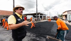 Prefeito Gilberto Gonçalves fiscaliza pavimentação asfáltica na região das casas novas em Rio Largo