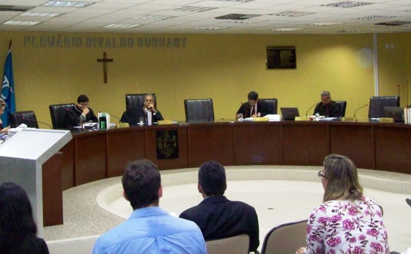 Pedido de vista suspende julgamento das contas do ex-governador Téo Vilela no TCE