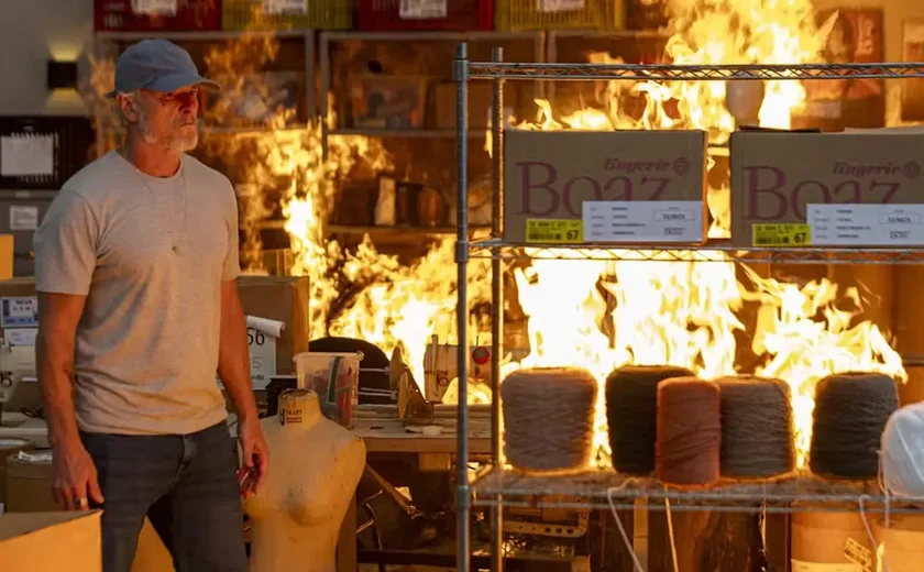 Tragédia! Jaques incendeia fábrica e invade desfile armado no final de 'Dona de Mim'