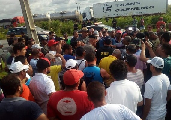 Caminhoneiros começam a deixar a BR- 101 entre Messias e Rio Largo