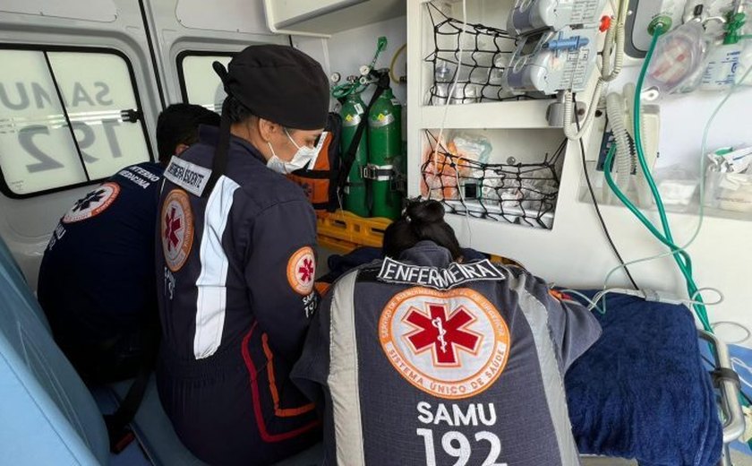 Samu atende vítima de colisão entre van e moto no Distrito Industrial, em Maceió