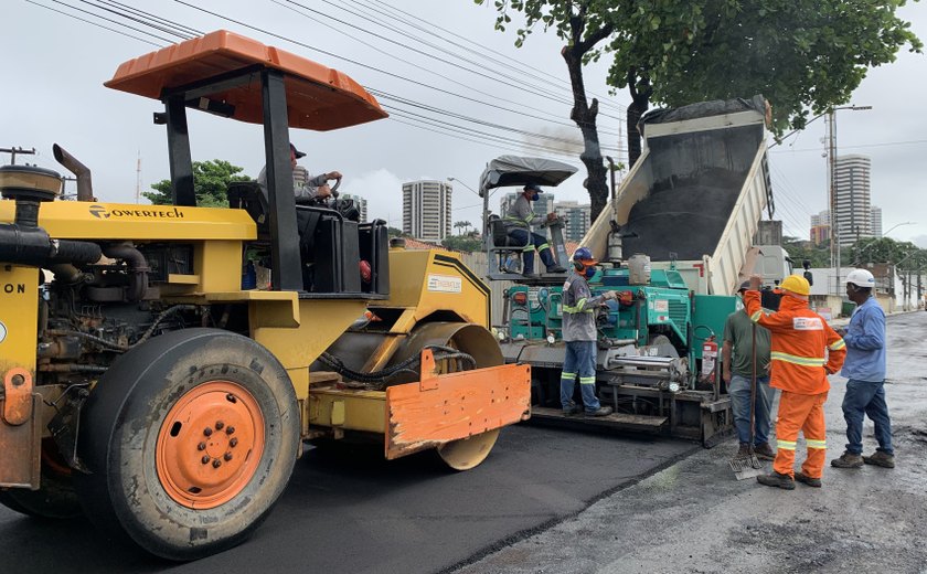 Avenida Humberto Mendes passa por obras de recapeamento