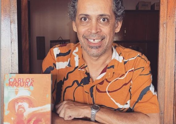 Livro que mergulha na vida e obra do cantor alagoano Carlos Moura será lançado