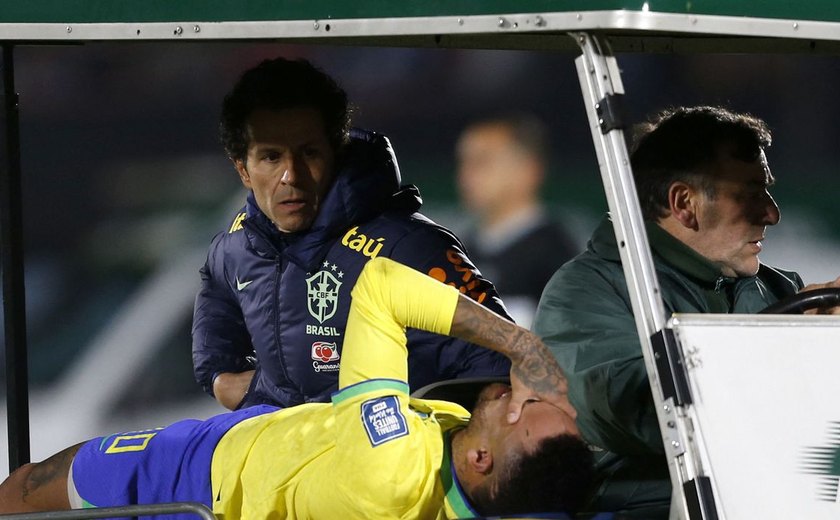 Neymar é submetido a cirurgia no joelho esquerdo