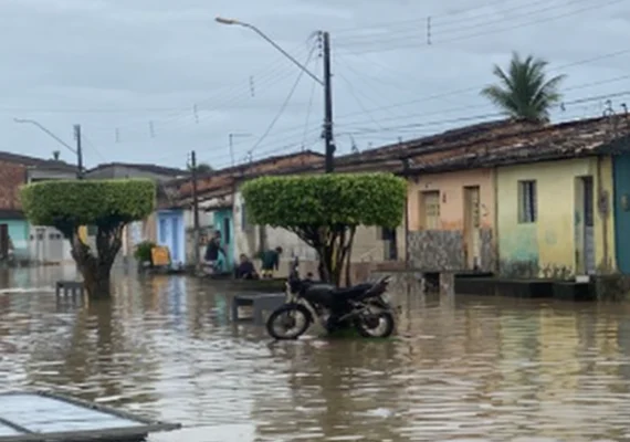 Chuvas: Rio Santo Antônio transborda e  ruas de São Luís do Quitunde alagam
