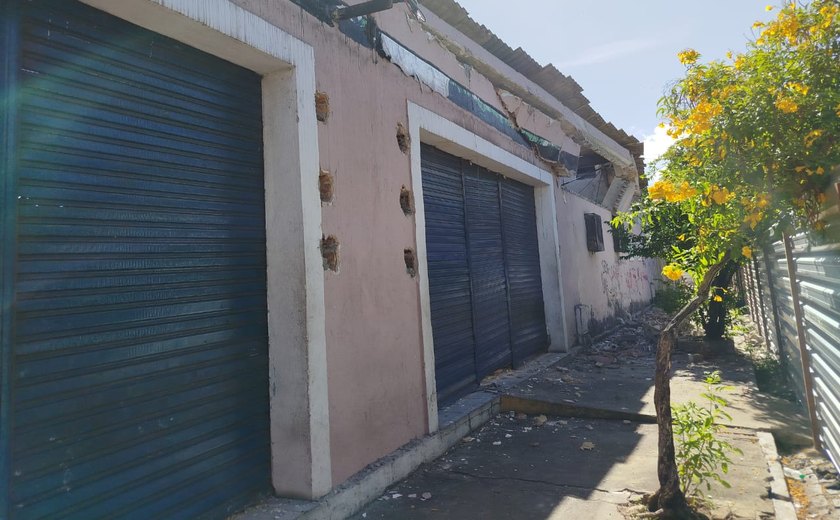 Vídeo: teto do Mercado de Jaraguá desaba durante obras de requalificação, mas não deixa feridos