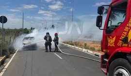 Carro pega fogo e é destruído por chamas em via do bairro João Paulo II, em Arapiraca