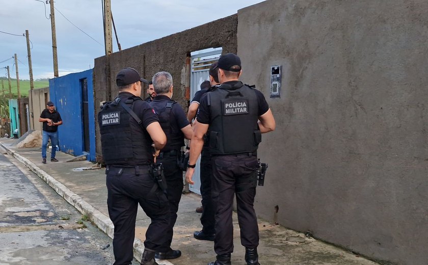 Ação integrada prende 12 pessoas e apreende cerca de R$ 100 mil em dinheiro, armas e drogas