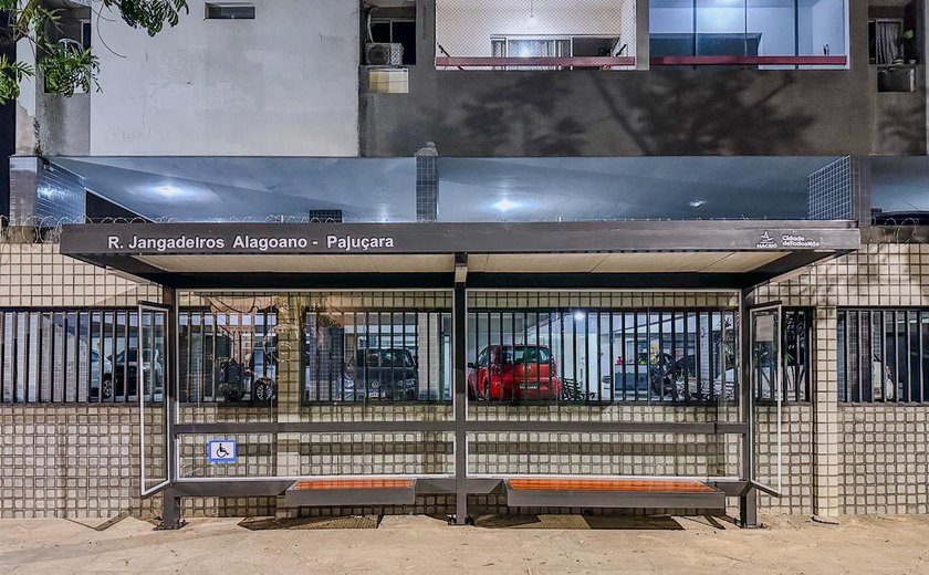 Prefeitura instala novo abrigo de ônibus na Rua Jangadeiros Alagoanos