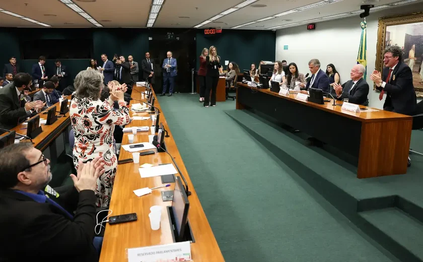 CCJ aprova admissibilidade de propostas que acabam com escala 6x1