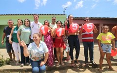Moradores acompanharam a caravana ao lado da ex-prefeita Célia Rocha
