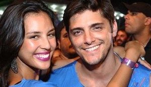 Bruno Gissoni e Yanna Lavigne estão noivos; casal planeja casamento ao ar livre