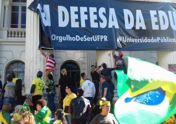Grupo pró-Bolsonaro arranca faixa com dizeres 'Em defesa da Educação', na UFPR