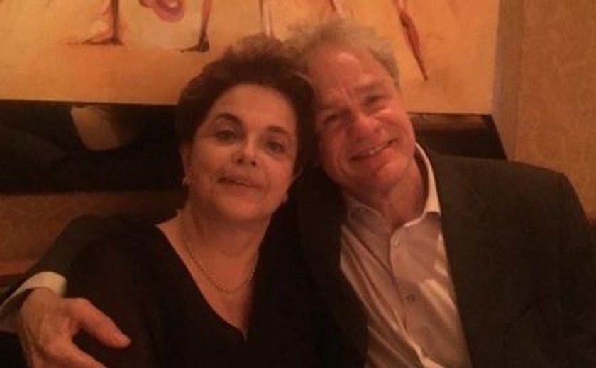 Dilma Rousseff tira foto com historiador e internautas falam sobre suposto romance