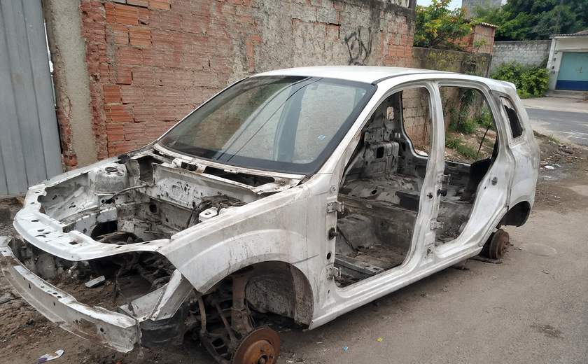 Carro roubado é encontrado depenado em Maceió