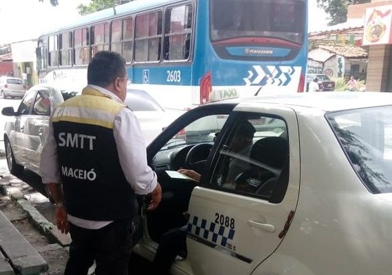 Operação da SMTT autua táxis irregulares em Maceió