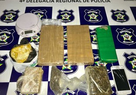 Pai e filho são presos com quase dois quilos de cocaína