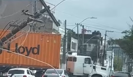 Caminhão 'arranca' fios e poste fica pendurado próximo à Praça Sinimbú, em Maceió