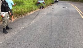Condutor perde controle de moto, invade contramão e bate de frente em Honda Civic