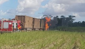 Pai e filho morrem atropelados, condutor abandona caminhão e povo toca fogo no veículo