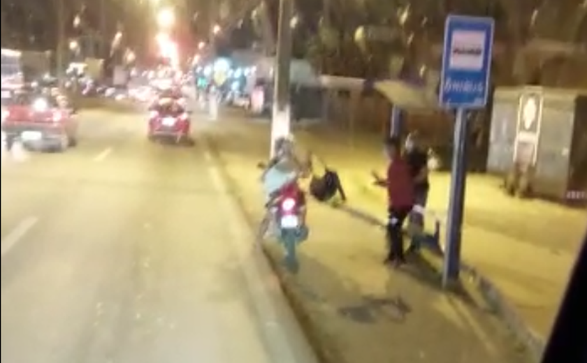 Casal em uma moto assalta passageiros do transporte coletivo em ponto de ônibus