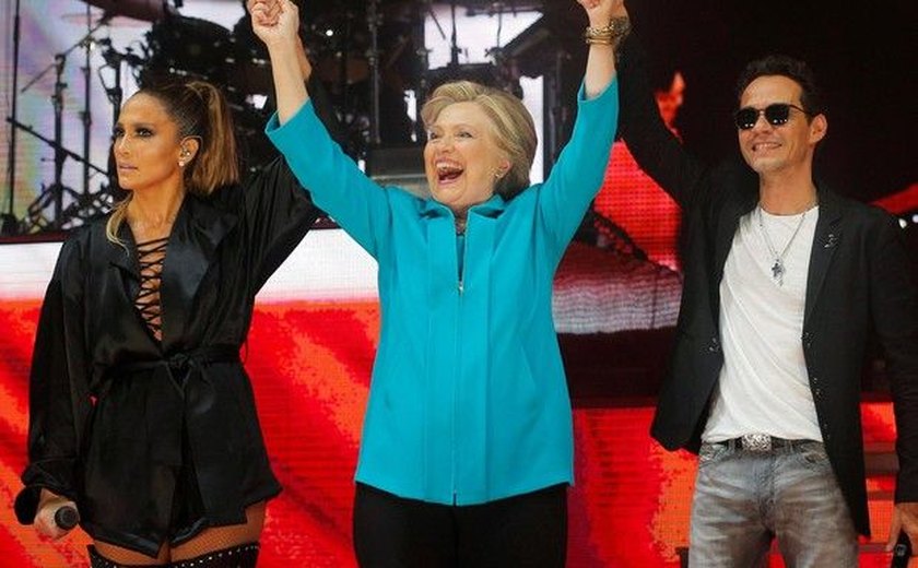 Sob chuva, Jennifer López canta em Miami para pedir voto para Hillary