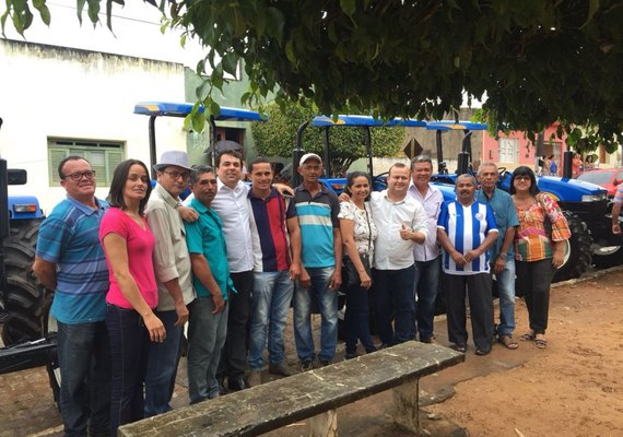 Vereadores Fábio Henrique e Léo comemoram entrega de tratores em Arapiraca