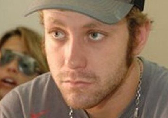 Decepcionado, ex-Malhação deixa o Brasil e trabalha como caixa de restaurante em NY