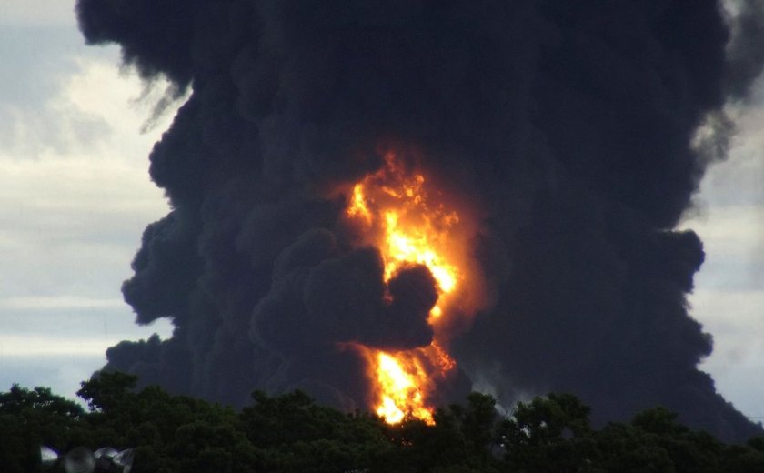 Incêndio de grandes proporções em refinaria no sul do México deixa feridos