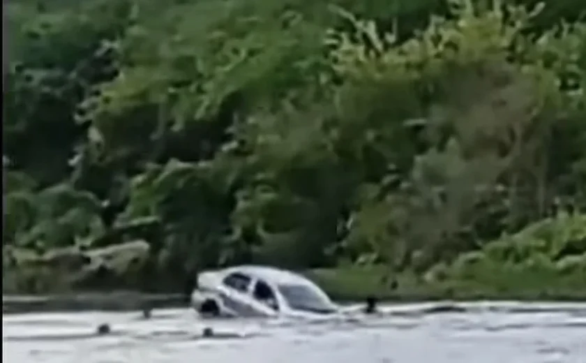 Carro é arrastado por correnteza em ponte no Sertão de Alagoas