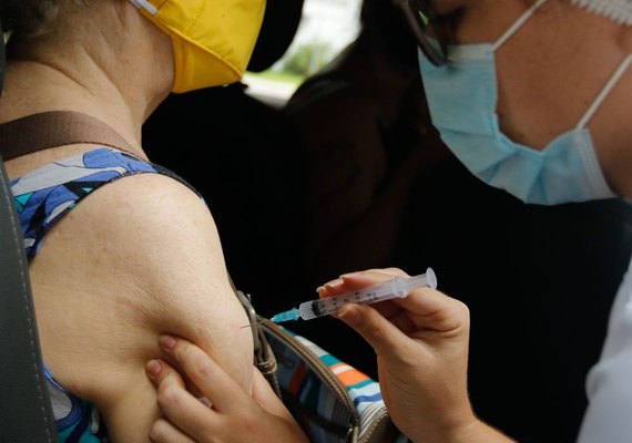 Fiocruz: com avanço da vacinação, mortes e ocupação de UTIs têm queda