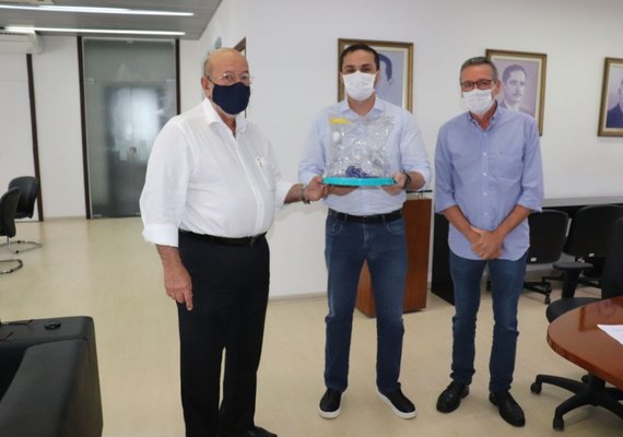 Fiea ajuda no combate à Covid-19 com doação de capacete respiratório
