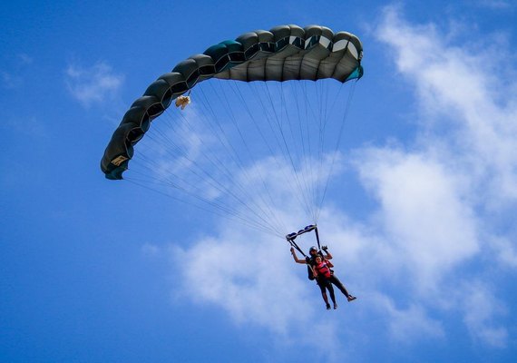 Mulheres saltam de paraquedas e reforçam o combate ao câncer de mama