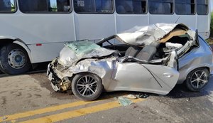 Acidente entre carro e ônibus deixa duas pessoas mortas na BR-316, em Atalaia