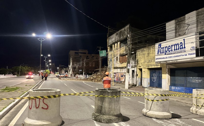 Avenida da Paz tem trecho interditado após desabamento de prédio abandonado