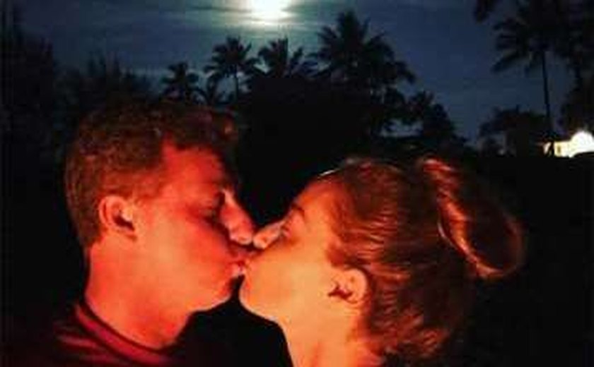 Angélica aparece beijando Luciano Huck em foto romântica no Havaí