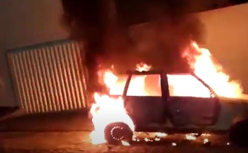PC indicia homem que tocou fogo em carro ao lado de delegacia em Quebrangulo