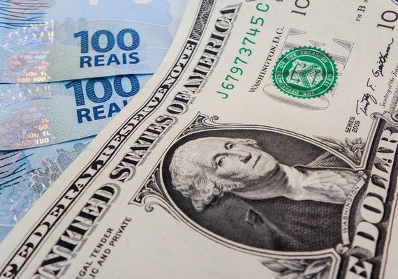 Dólar opera em queda nesta 6ª, mas cautela com cena política permanece