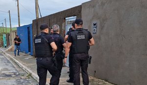 Ação integrada prende 12 pessoas e apreende cerca de R$ 100 mil em dinheiro, armas e drogas