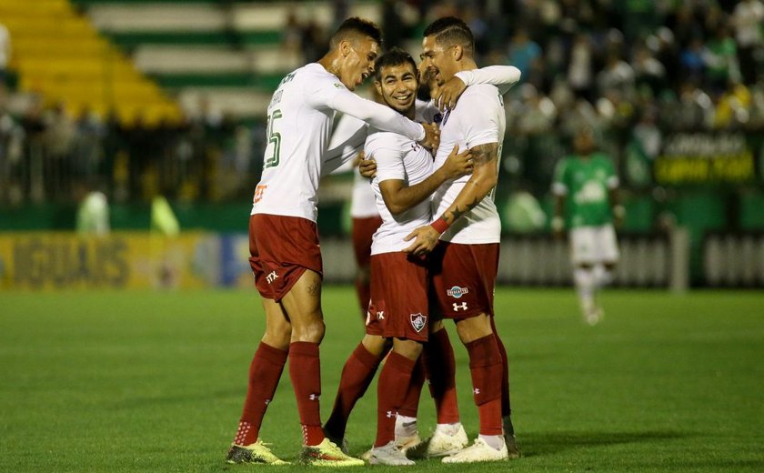 Fluminense vence Chapecoense e complica rival na tabela